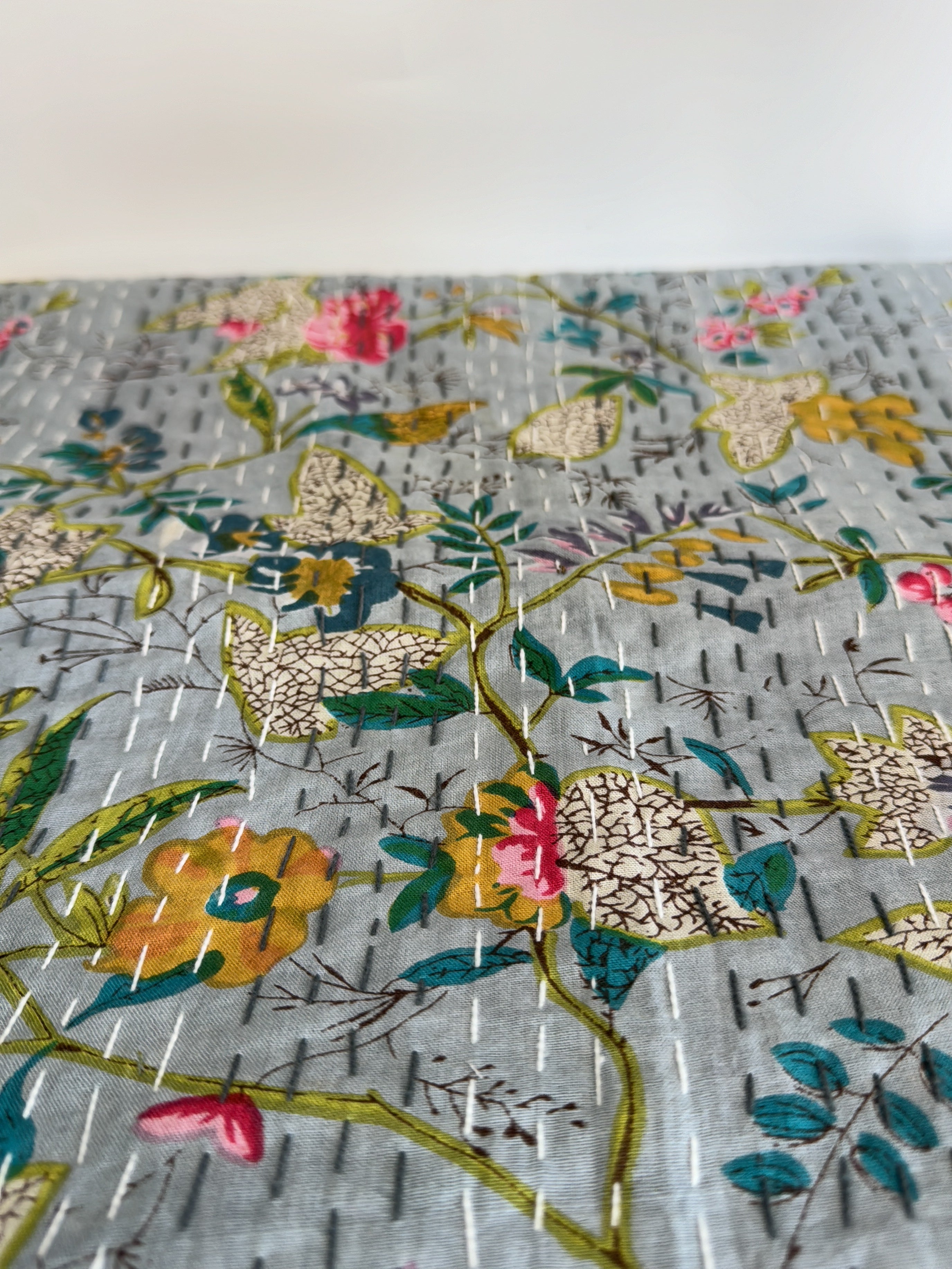 Farmhouse Style Kantha Quilt – Vintage Print Throw